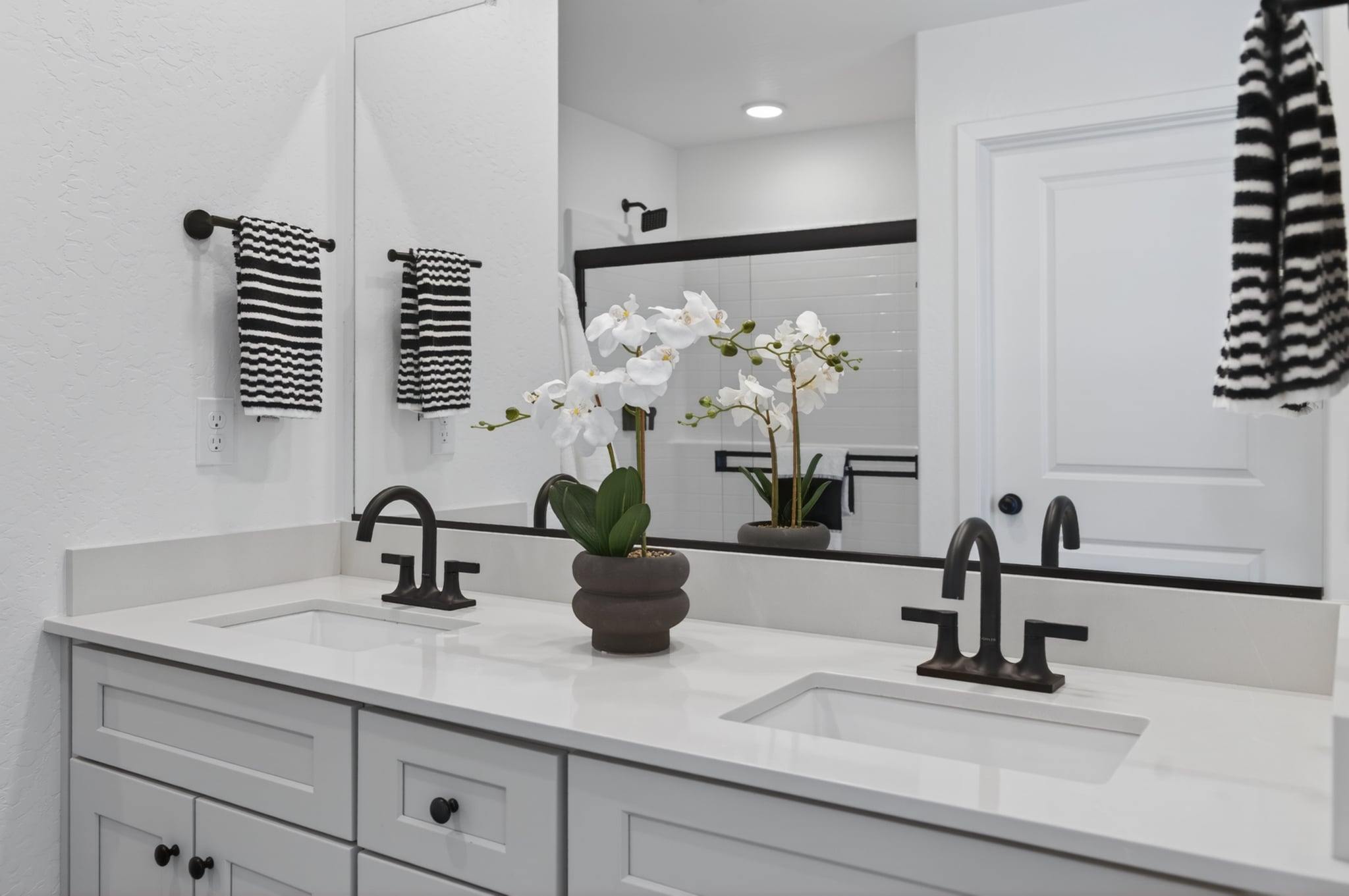 A bathroom with a sink and a mirror.