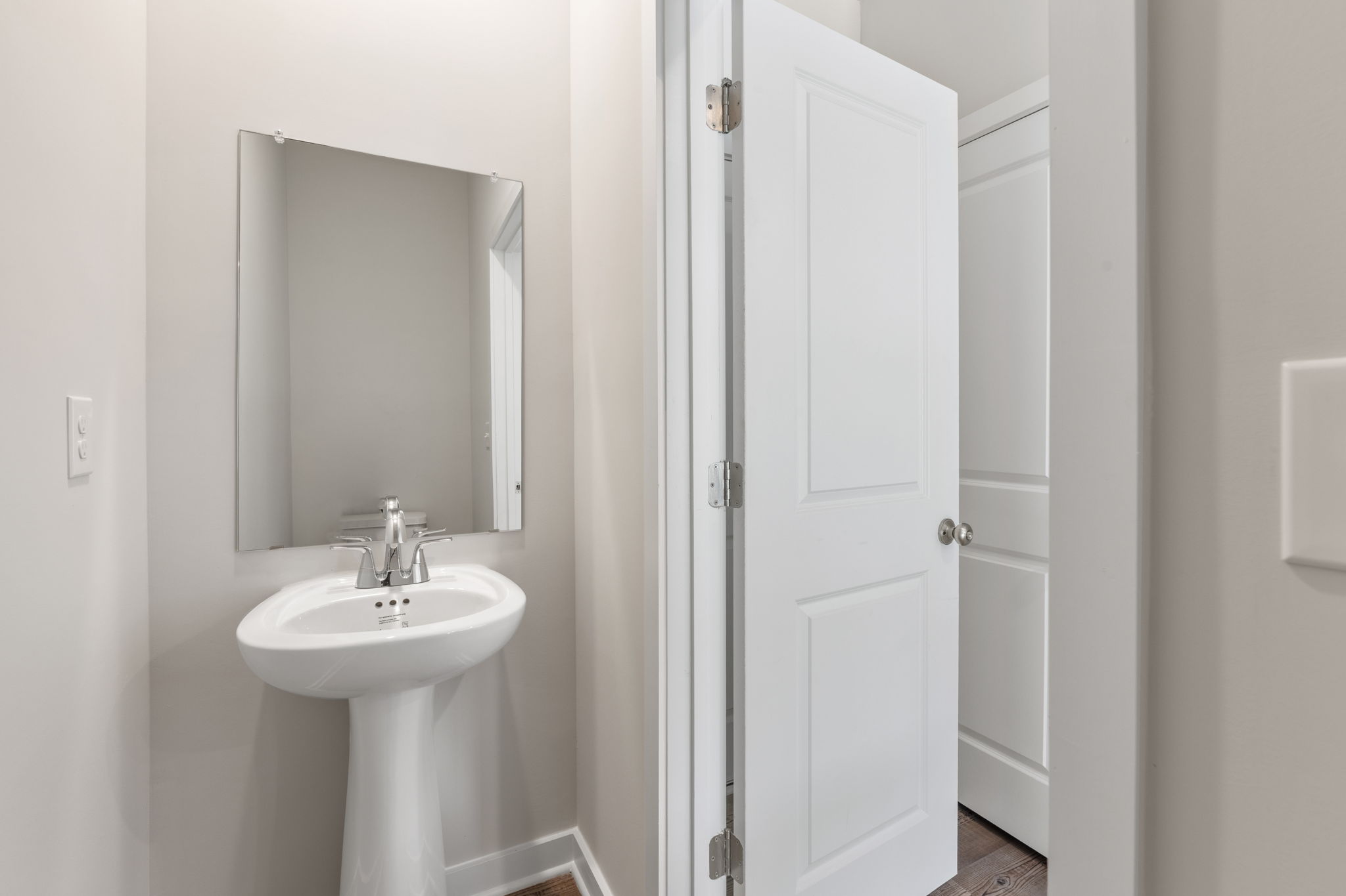 A bathroom with a sink and a mirror.