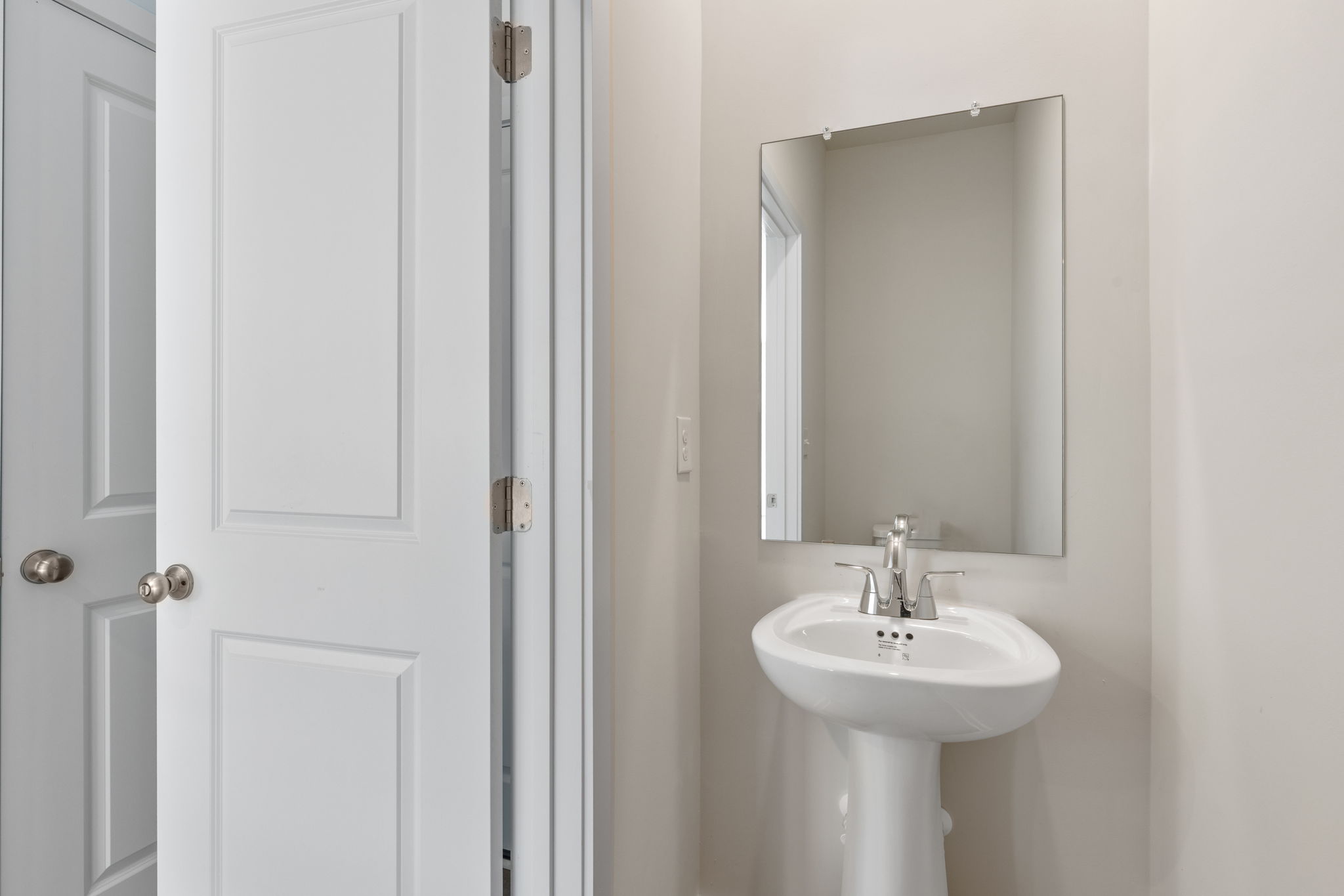 A bathroom with a sink and mirror.