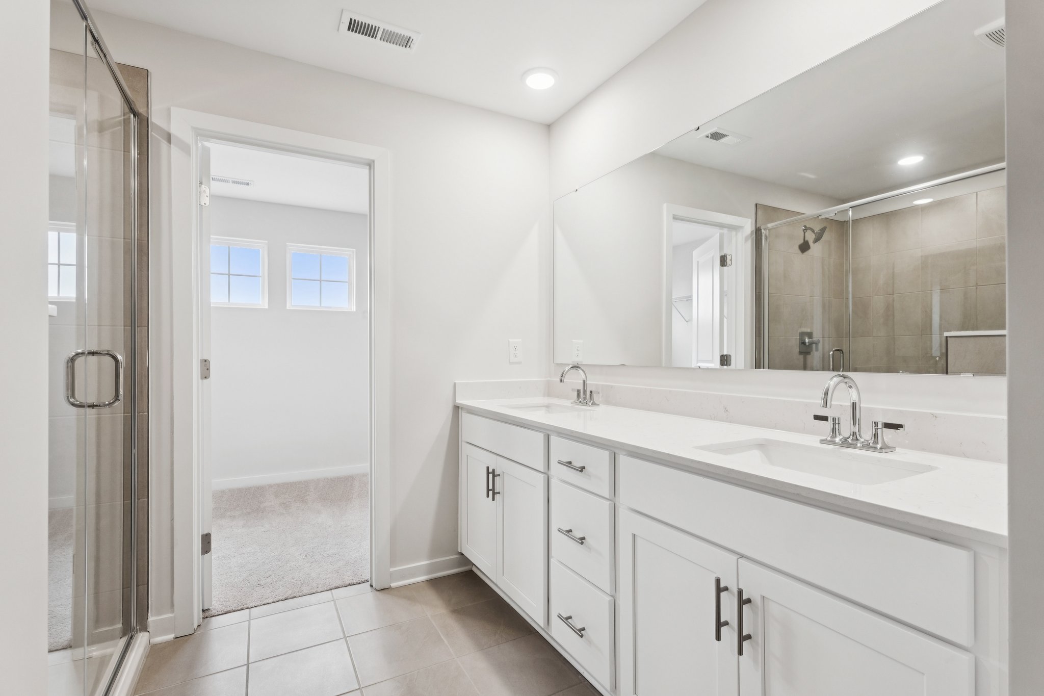 A bathroom with a sink and a mirror.