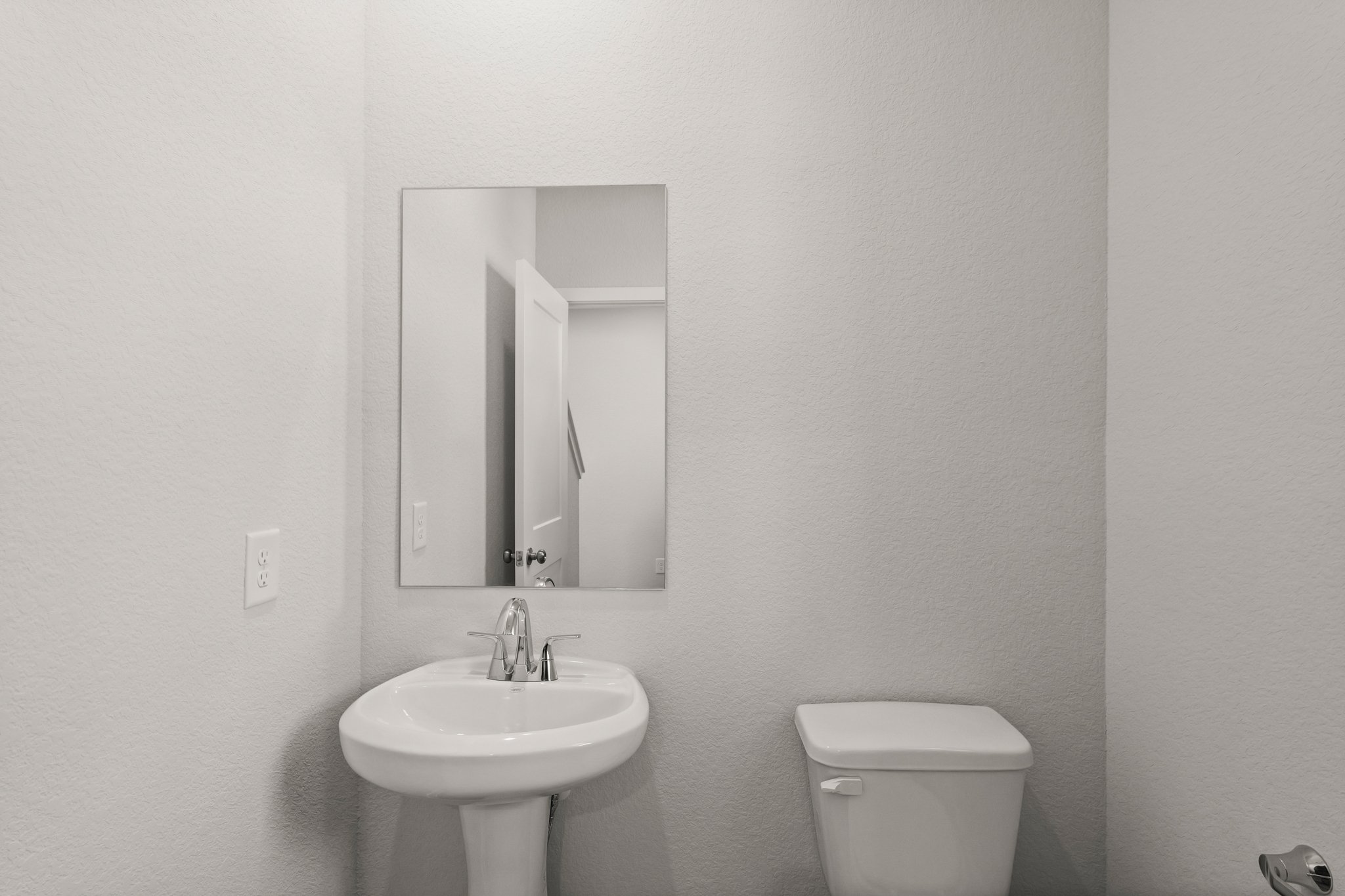 A bathroom with a sink and a mirror.