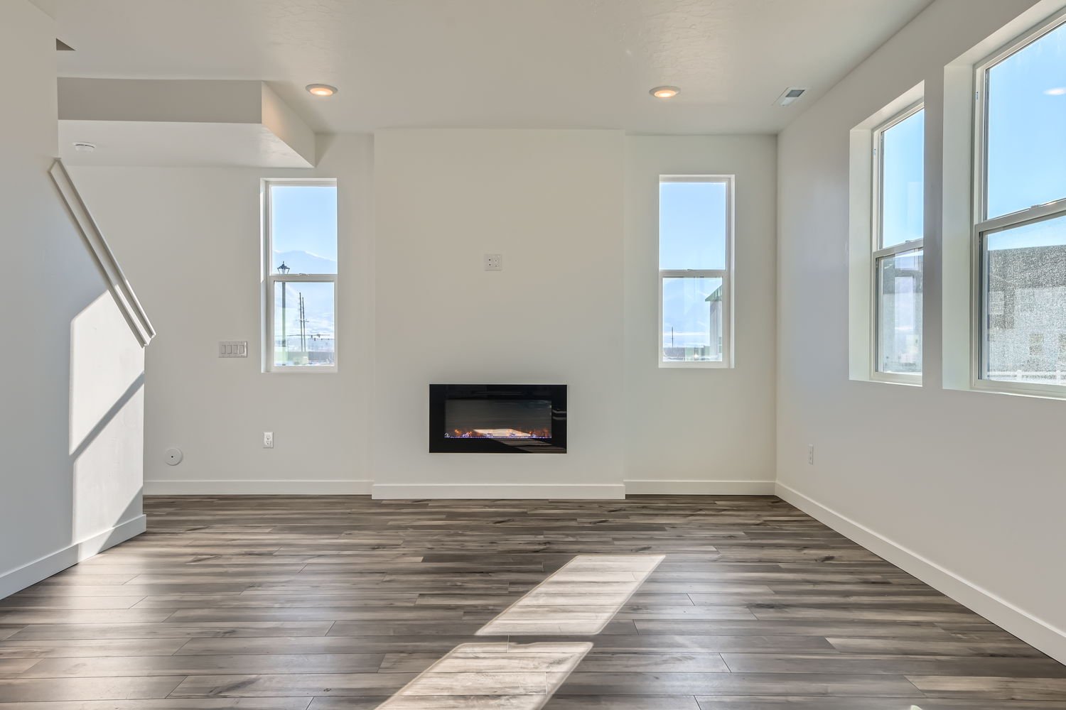 A room with a tv and windows.